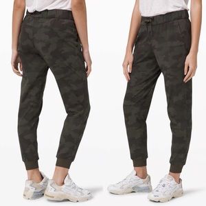 Lululemon On the Fly Jogger - Camo Dark Olive